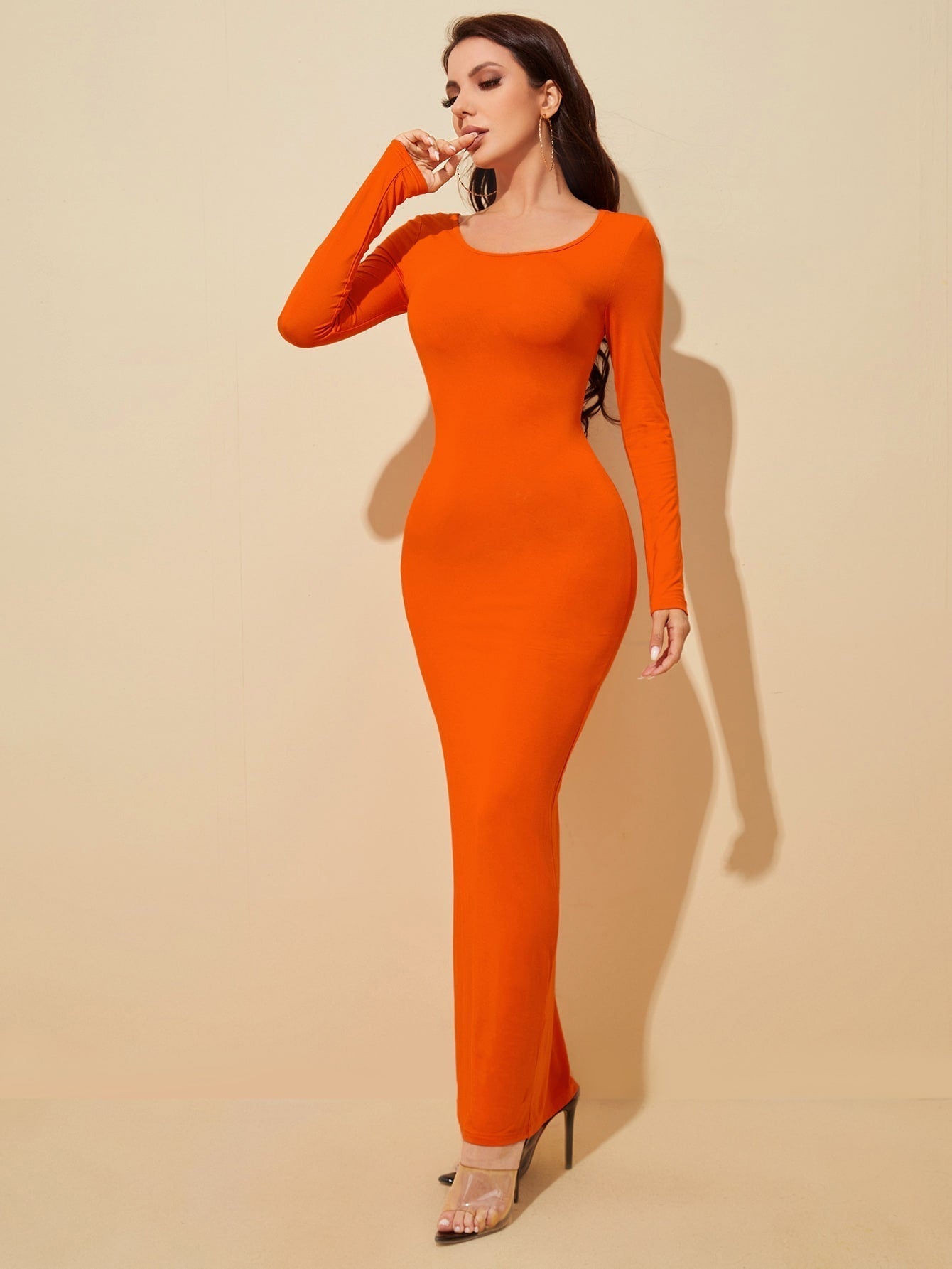 Fitted dress with U-neckline