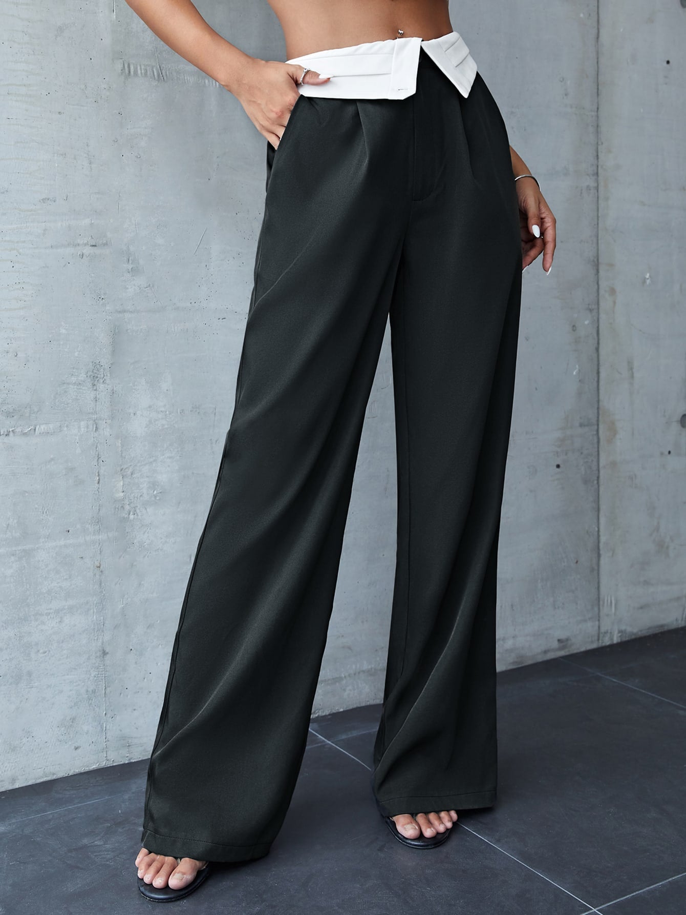 Pants with wide leg cut, pleat detail, color block