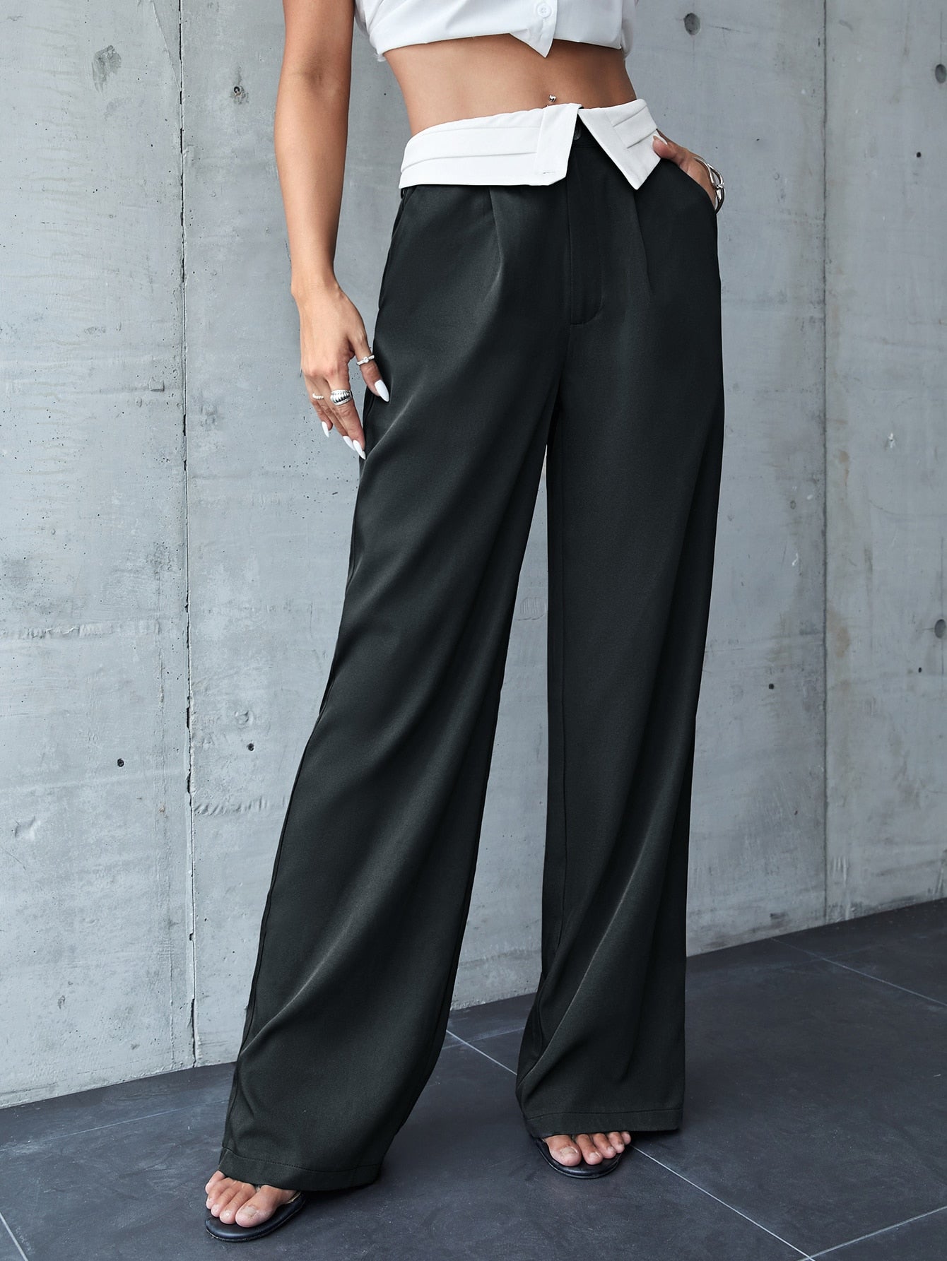 Pants with wide leg cut, pleat detail, color block