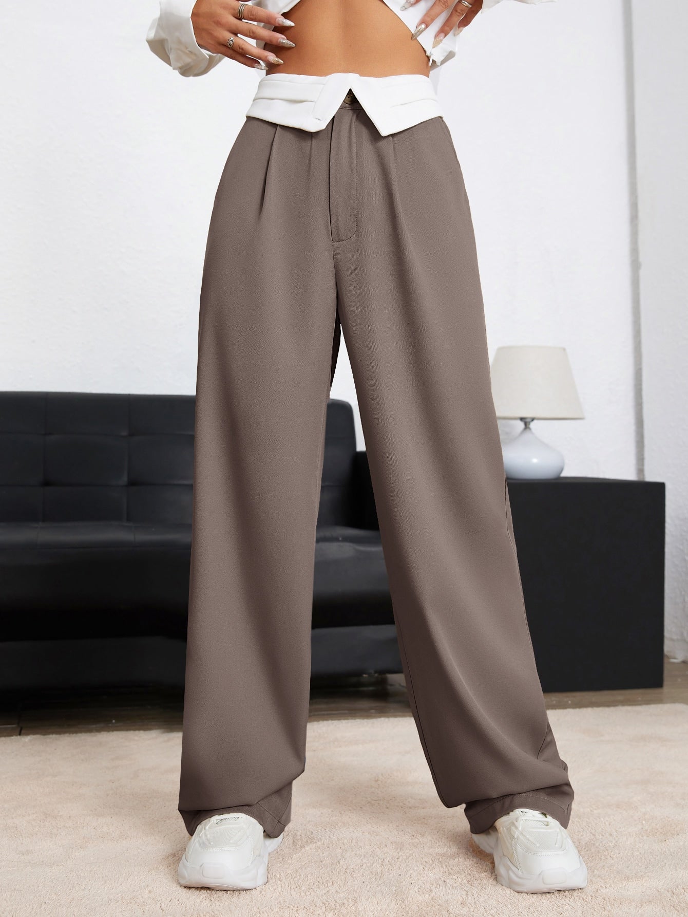 Pants with wide leg cut, pleat detail, color block