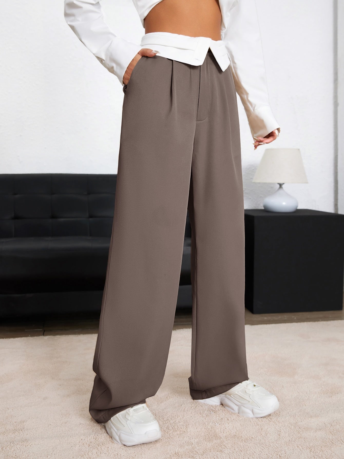 Pants with wide leg cut, pleat detail, color block