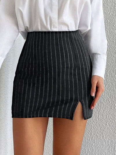 Fitted skirt with striped pattern, slit at the hem