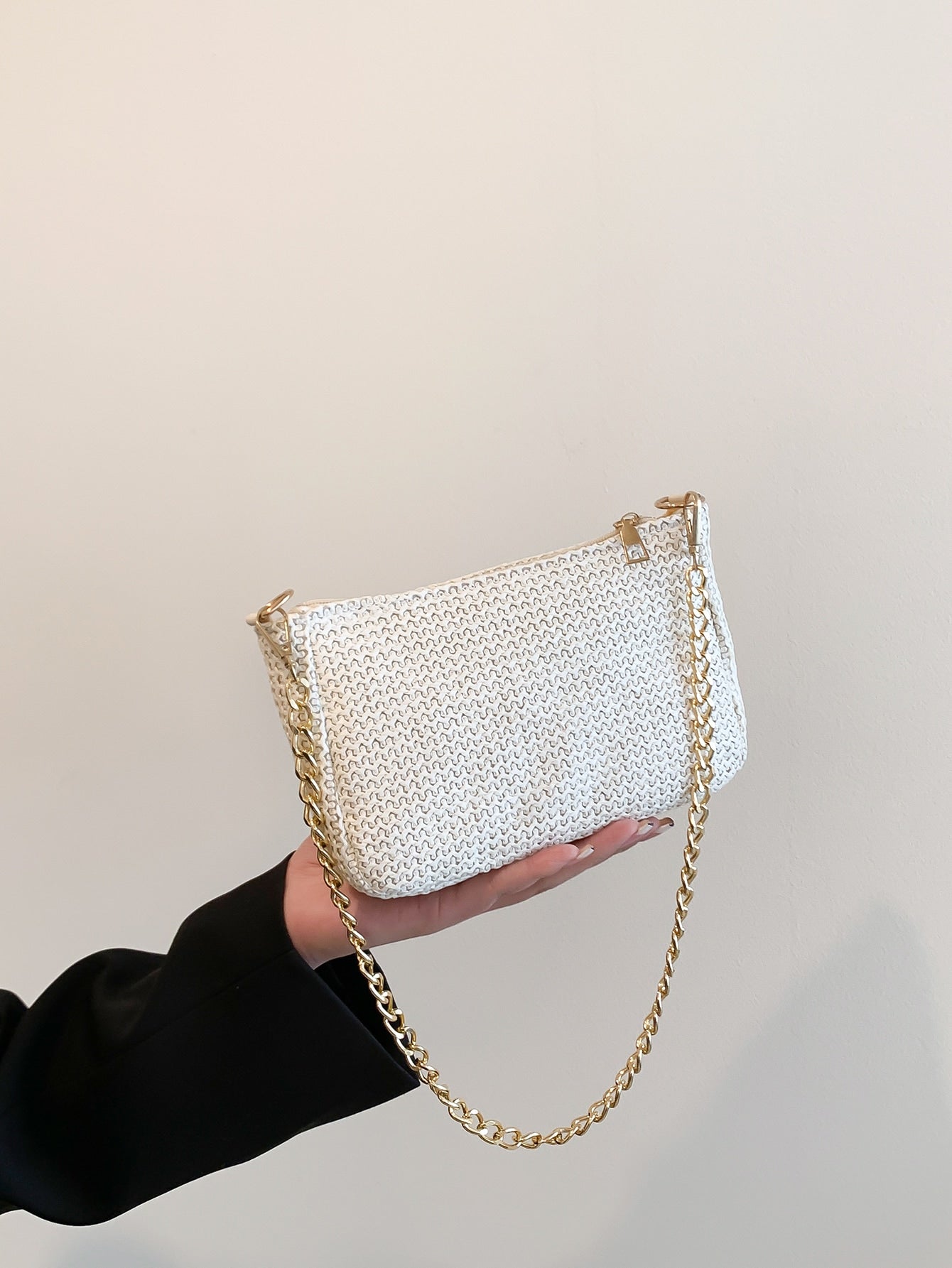 Straw bag with mini chain