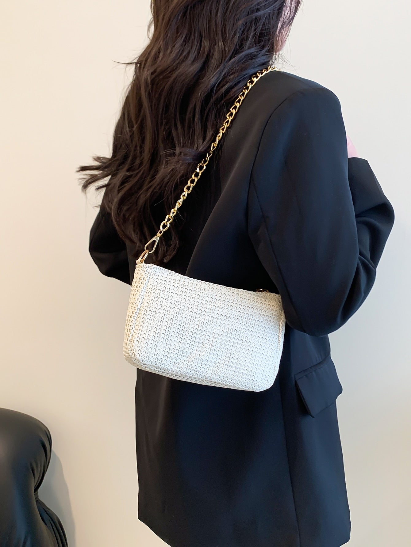 Straw bag with mini chain