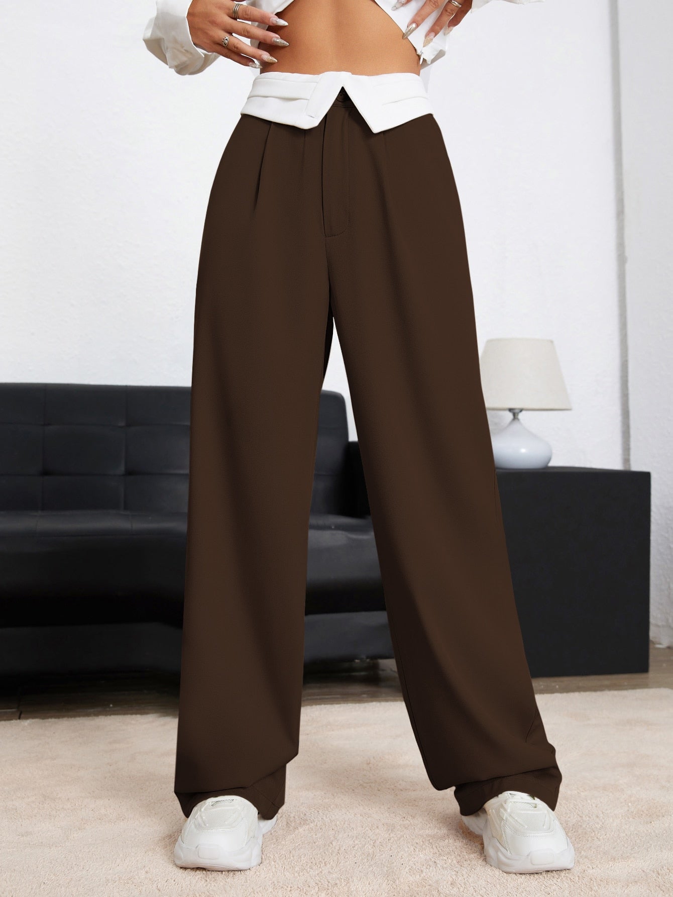 Pants with wide leg cut, pleat detail, color block