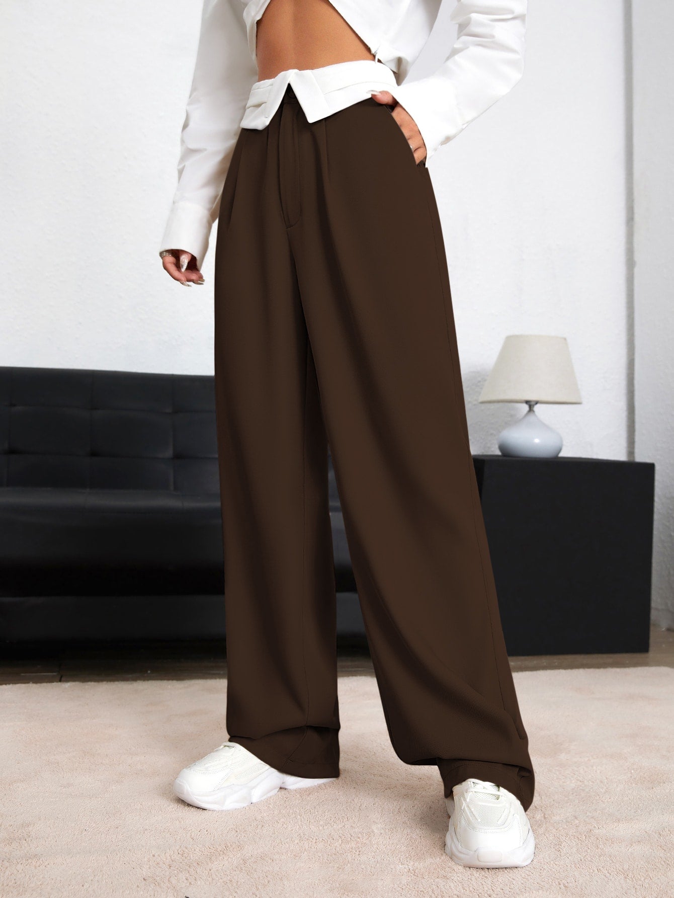 Pants with wide leg cut, pleat detail, color block