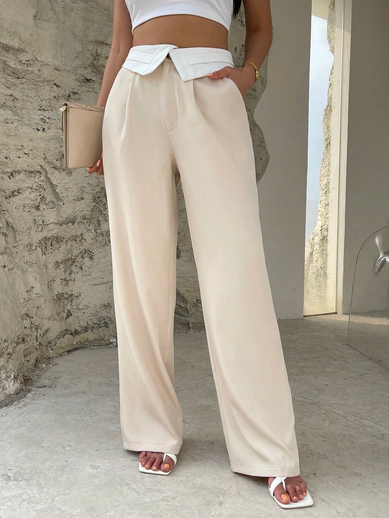 Pants with wide leg cut, pleat detail, color block