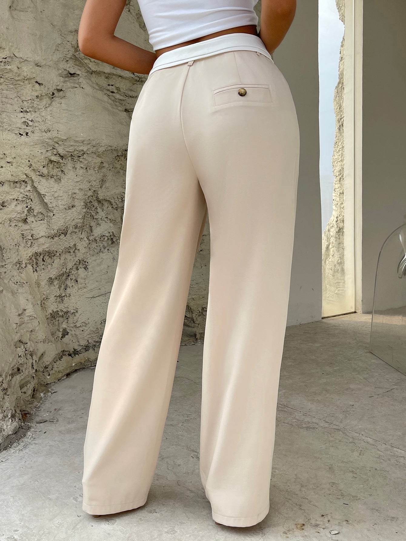 Pants with wide leg cut, pleat detail, color block