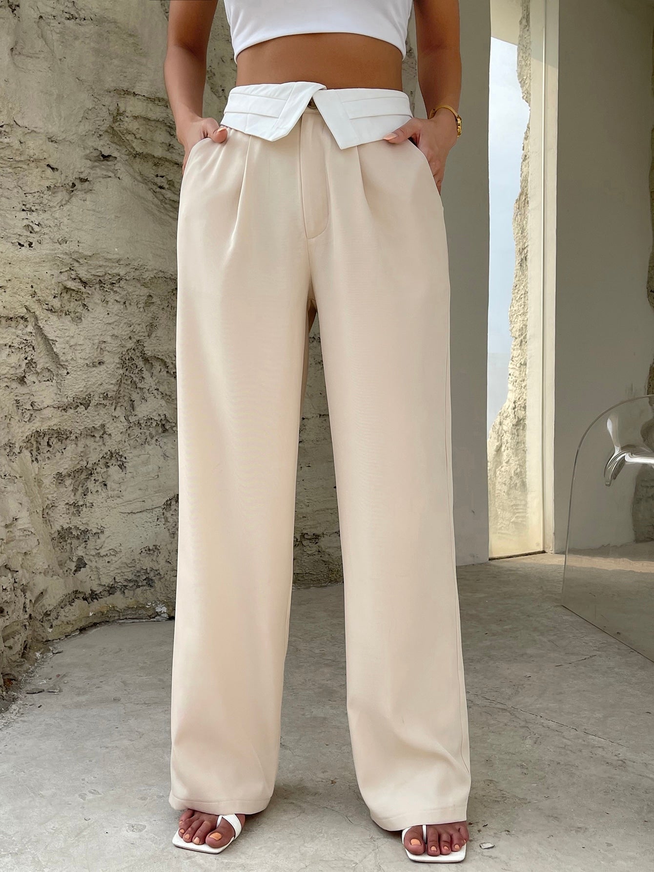 Pants with wide leg cut, pleat detail, color block